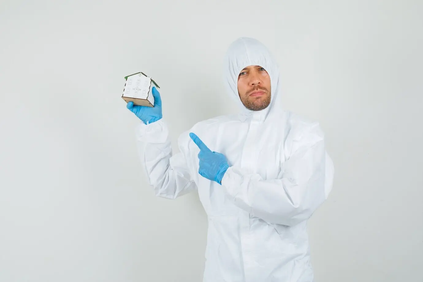 Врач-мужчина в защитном костюме